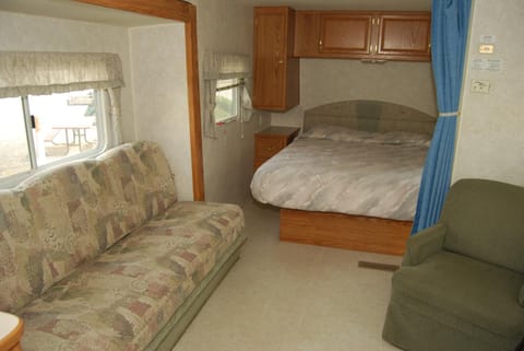Crescent Bar Camping Resort Studio Cabin 1 Camping /
Complejo de autocaravanas in Kittitas County