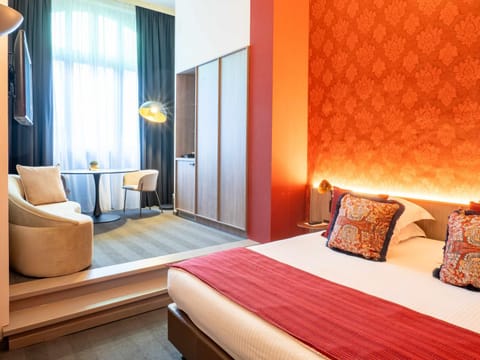 Bed, Seating area, Bedroom