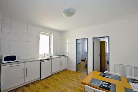 Kitchen or kitchenette, Seating area, Dining area