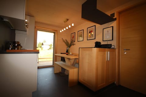 Photo of the whole room, Decorative detail