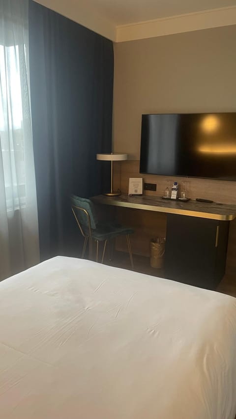 Bed, TV and multimedia