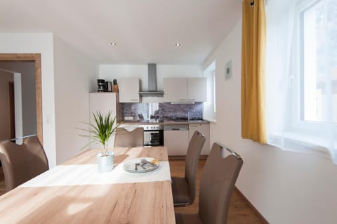 Kitchen or kitchenette, Seating area