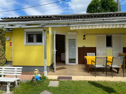 Property building, Day, Balcony/Terrace, Dining area