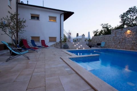 Patio, Swimming pool, sunbed