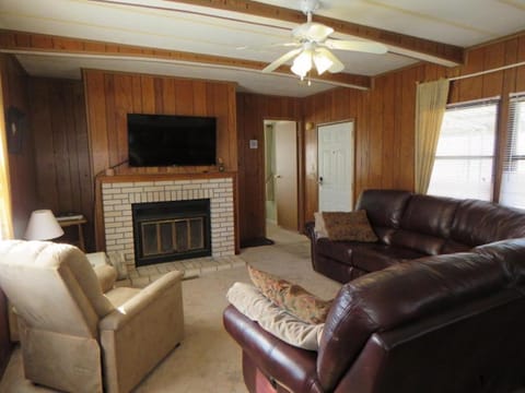Serenity Views Bungalow - Close to City and Parkway! Casa in Buncombe County