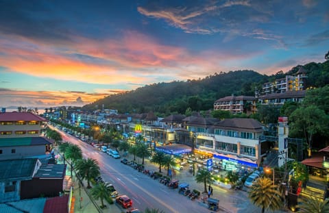 Nearby landmark, Off site, Neighbourhood, Natural landscape, Supermarket/grocery shop, Shopping Area