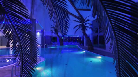 Night, Swimming pool, sunbed