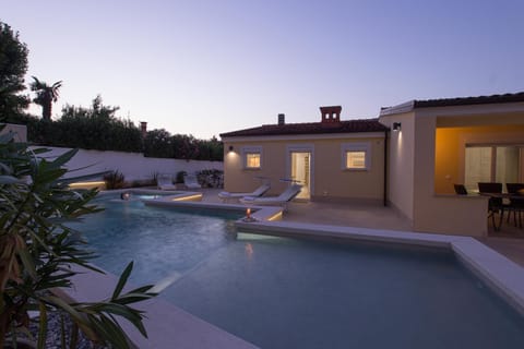 Charming villa Manuela with wonderful pool near the beach Villa in Banjole