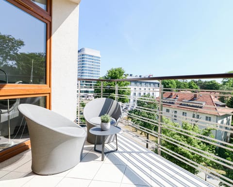 Property building, Day, View (from property/room), Balcony/Terrace, Seating area, City view