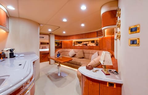 Luxury Yacht Hotel Angelegtes Boot in Gibraltar