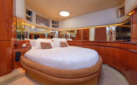 Luxury Yacht Hotel Bateau amarré in Gibraltar