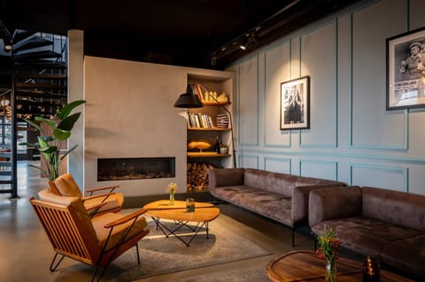 Restaurant/places to eat, Lounge or bar