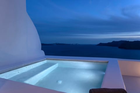 Bluedome Cavehouses Santorini Villa in Oia