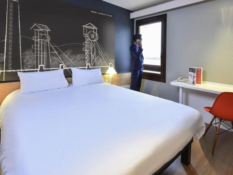 Bedroom, Quiet street view