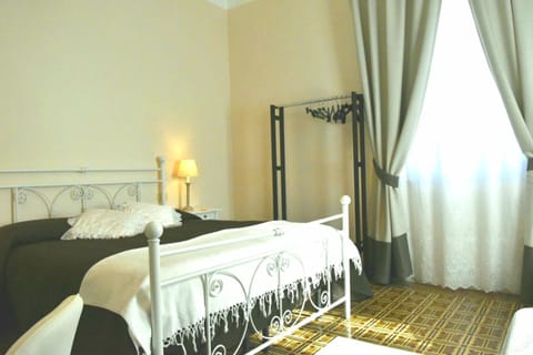 Bed, Photo of the whole room, Decorative detail, Bedroom