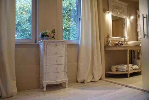 Bathroom, Decorative detail