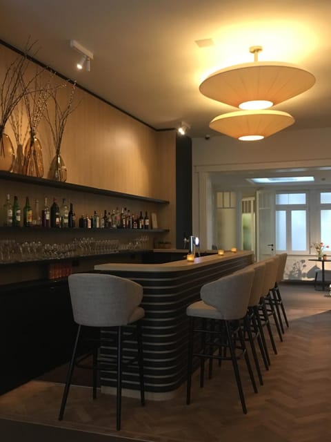 Lounge or bar, Food and drinks