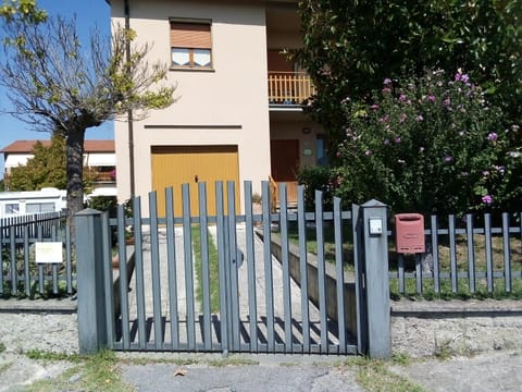 Property building, Day, Street view