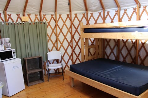 Tranquil Timbers Yurt 3 Camping /
Complejo de autocaravanas in Sturgeon Bay