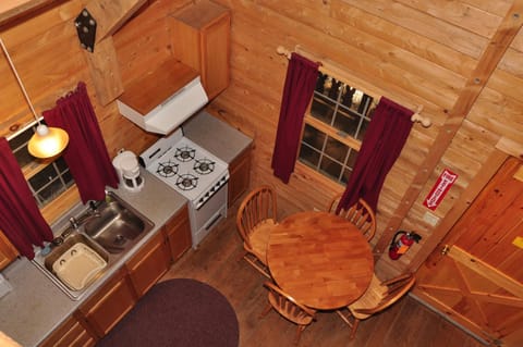 Tranquil Timbers Deluxe Cabin 6 Camping /
Complejo de autocaravanas in Sturgeon Bay