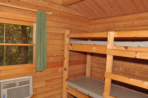 Tranquil Timbers Cabin 11 Campingplatz /
Wohnmobil-Resort in Sturgeon Bay