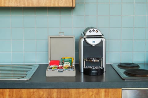 Coffee/tea facilities, stove