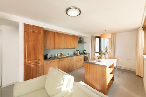 Coffee/tea facilities, Kitchen or kitchenette, Seating area, Dining area, stove