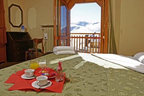 Balcony/Terrace, Bedroom, Mountain view