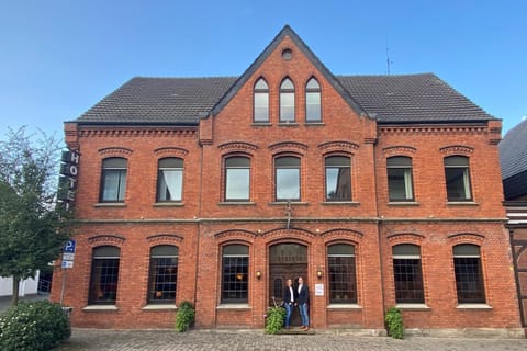 Property building, Facade/entrance, Spring, Day, Summer, Parking