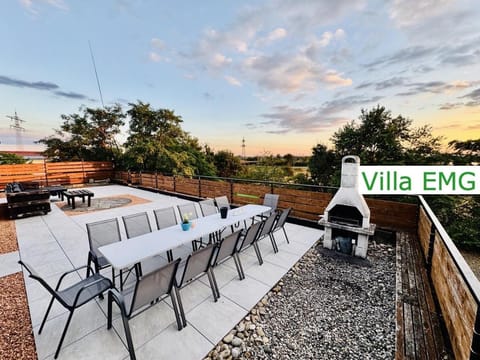 Patio, BBQ facilities, Balcony/Terrace, Seating area, Dining area