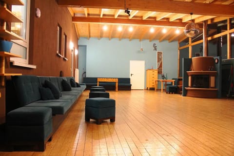 Seating area, Evening entertainment, Meeting/conference room, fireplace