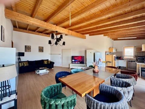 Communal lounge/ TV room, TV and multimedia, Kitchen or kitchenette, Living room, Seating area, Dining area