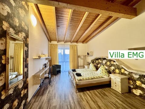 Bed, Photo of the whole room, Decorative detail, Seating area, Bedroom