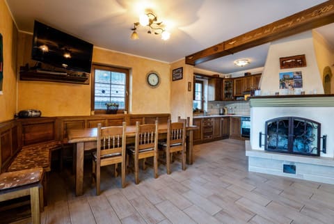 Kitchen or kitchenette, Dining area