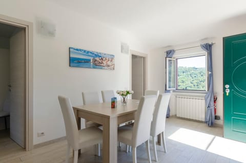 CASA ROSA- Appartamento nel verde con posto auto, zona tranquilla,wifi gratuito,aria condizionata Condo in Rapallo
