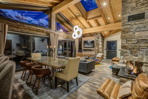 Living room, Dining area, Landmark view, Mountain view
