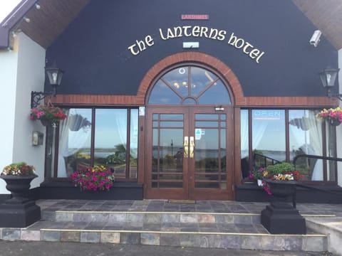 Facade/entrance, Bird's eye view