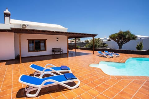 Casa Lola Lanzarote piscina climatizada y wifi free Villa in Isla de Lanzarote