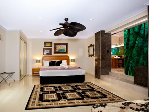 Luxury Penthouse 5 BDR 3 Bath Twin Rain Showers 365 sq mtrs Condo in Port Douglas