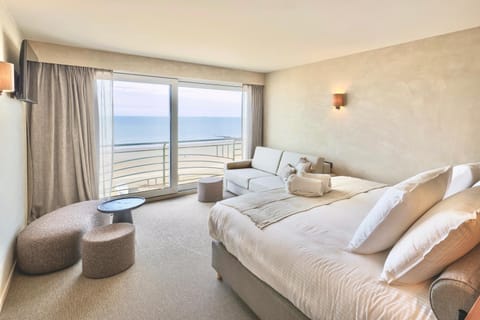 Bed, TV and multimedia, Photo of the whole room, Seating area, Bedroom, Sea view