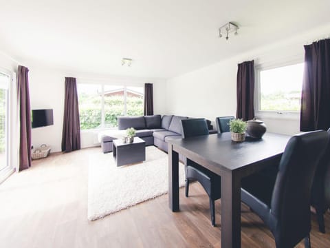 Comfy chalet with a dishwasher, next to the forest Chalé in Holten