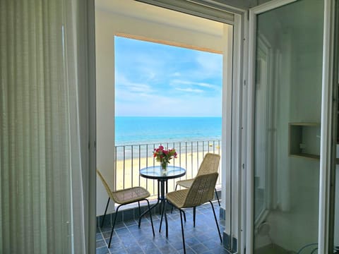 Patio, Day, Natural landscape, View (from property/room), Balcony/Terrace, Living room, Seating area, Dining area, Beach, Sea view