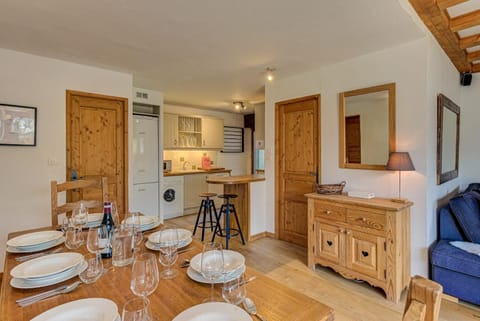 Kitchen or kitchenette, Living room, Seating area, Dining area, minibar, pet friendly