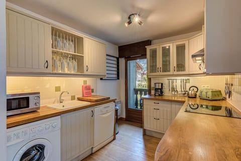 Coffee/tea facilities, Kitchen or kitchenette, dishwasher, fireplace, minibar, oven, pet friendly, stove, toaster, washing machine, dryer