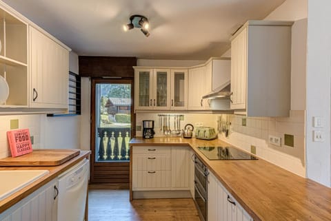 Kitchen or kitchenette, dishwasher, minibar, pet friendly, stove, toaster