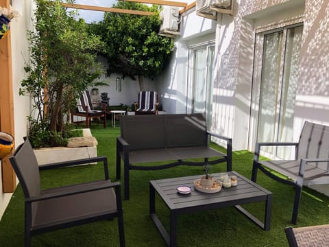 Patio, Day, Garden, Seating area, Dining area, Garden view