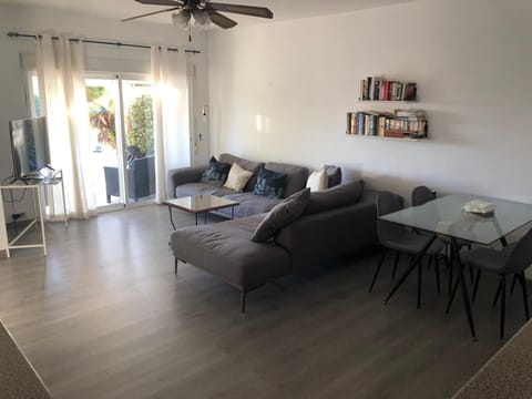 TV and multimedia, Living room, Seating area, Dining area