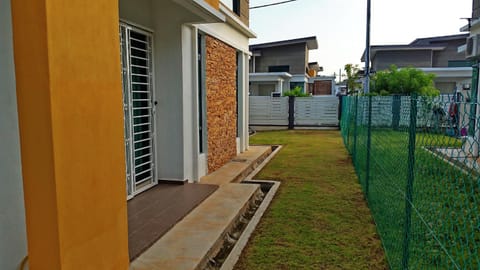 Property building, Day, Garden, Garden view