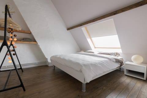 Bed, Photo of the whole room, Decorative detail