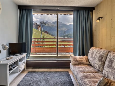 Living room, Seating area, Mountain view